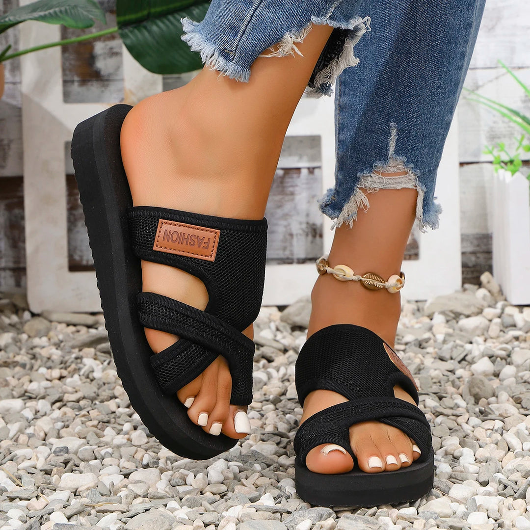 Sandalias y zapatillas de estilo de vacaciones en la playa cómodas y transpirables, ligeras y huecas a la moda para mujer