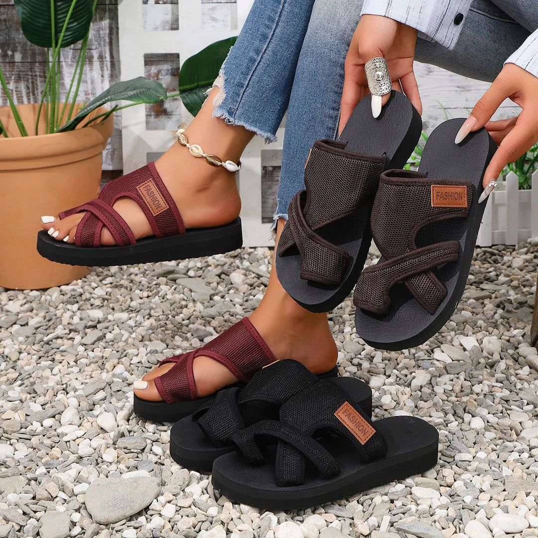 Sandalias y zapatillas de estilo de vacaciones en la playa cómodas y transpirables, ligeras y huecas a la moda para mujer